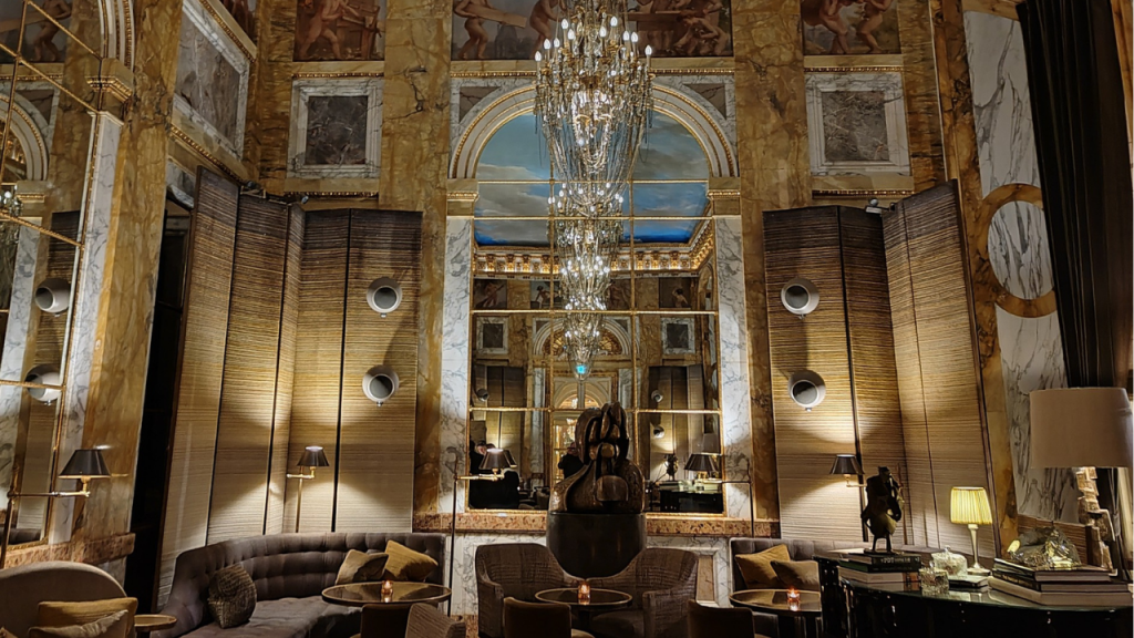 Les Ambassadeurs Bar in Paris